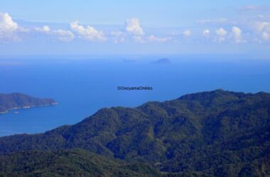 赤岩より、冠島と鞜島。