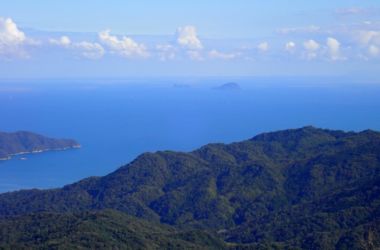 赤岩より、冠島と鞜島。