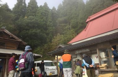 西方寺平の雲のゲストハウスがスタートとなります。
9時過ぎにスタート。