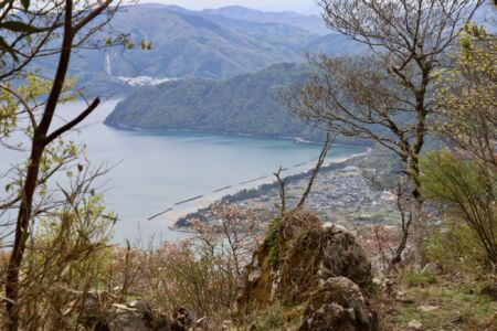 西峰からの下り、木々の間から