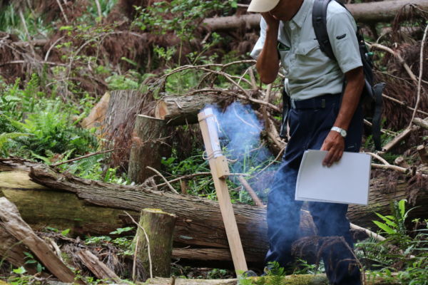 クマが生息しているので入るときはこれで鉄砲に似た音をさせます。