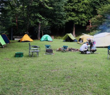 少人数から家族向けまで様々なテントが並びました。 鬼っこテント村(笑)