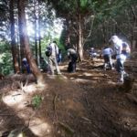 最後尾が宇野ケ岳に到着したのは午前11時。
この先適当な昼食場所がないことから、若い人を中心にここで昼食とりました。