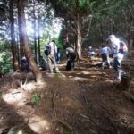 最後尾が宇野ケ岳に到着したのは午前11時。
この先適当な昼食場所がないことから、若い人を中心にここで昼食とりました。